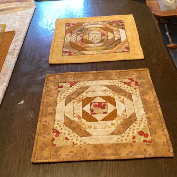 Place mats and table runner - Picture 5 of 6